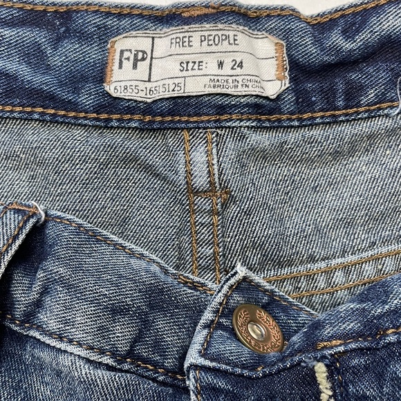 FREE PEOPLE Denim Shorts Blue Distressed Raw Hem Button Fly 32x3 Womens Size 24 - Picture 3 of 11